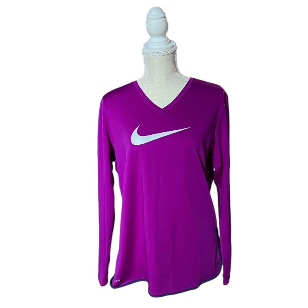 Womenโsโ Nike top
